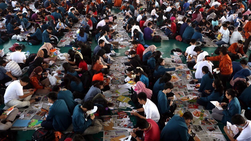 2.400 Mahasiswa Baru Ubaya Pecahkan Rekor MURI Merangkai Wayang Kertas - Bagian 2