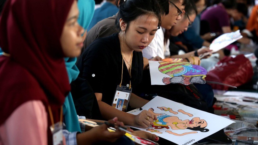 2.400 Mahasiswa Baru Ubaya Pecahkan Rekor MURI Merangkai Wayang Kertas - Bagian 4