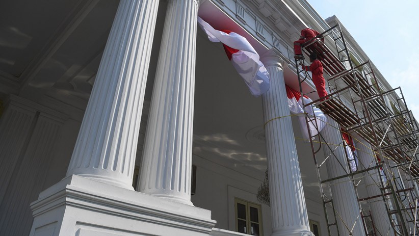 Jelang HUT ke-74 RI, Istana Negara Dihias Bendera Merah Putih - Bagian 1