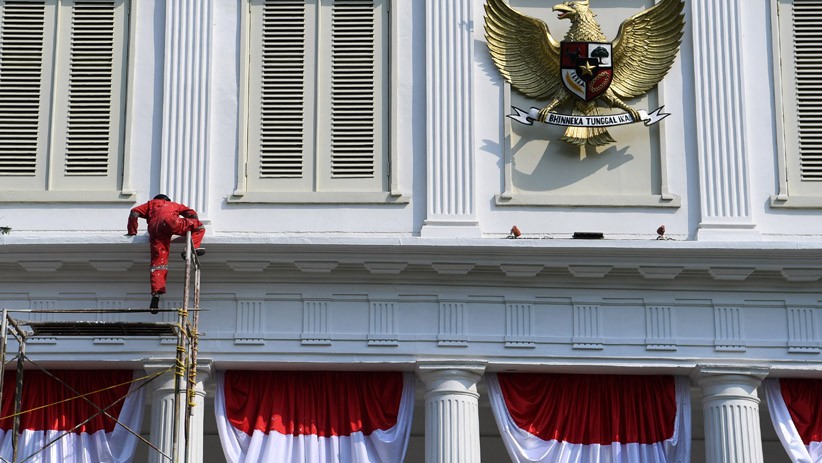 Jelang HUT ke-74 RI, Istana Negara Dihias Bendera Merah Putih - Bagian 3
