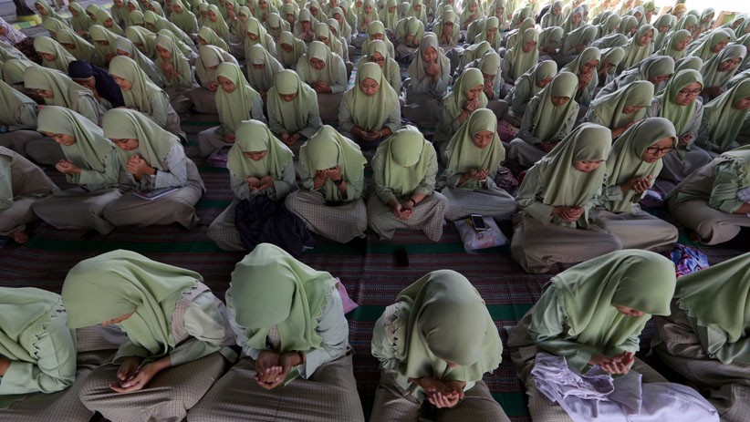 Ribuan Pelajar Surabaya Gelar Doa Bersama untuk Almarhum Mbah Moen - Bagian 1
