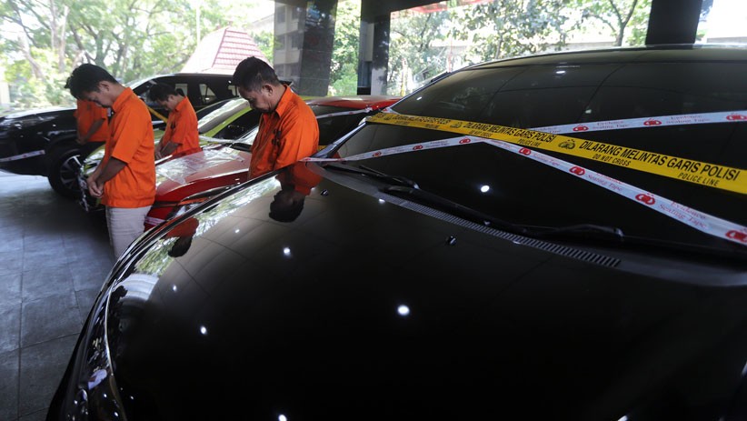 Penampakan Tumpukan Uang Ratusan Juta Rupiah Hasil Penipuan Online - Bagian 4