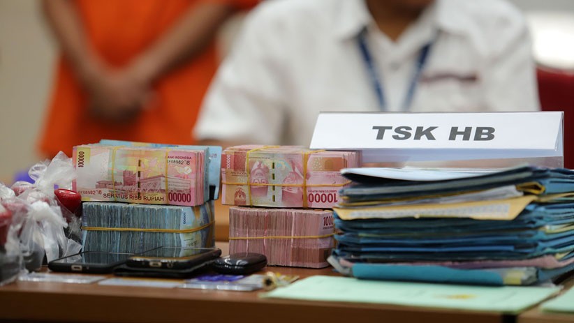 Penampakan Tumpukan Uang Ratusan Juta Rupiah Hasil Penipuan Online - Bagian 1