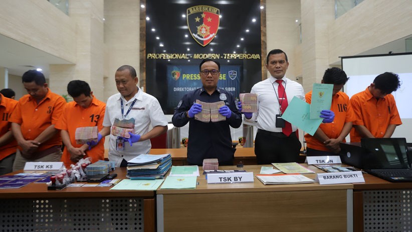 Penampakan Tumpukan Uang Ratusan Juta Rupiah Hasil Penipuan Online - Bagian 3
