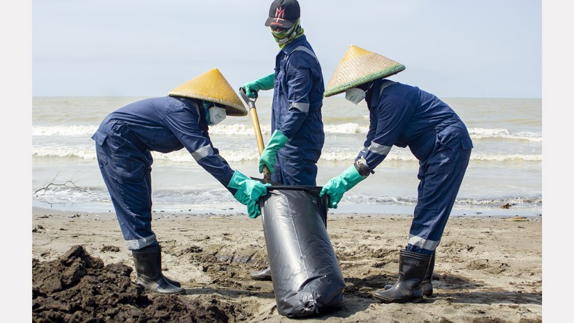 Pesisir Pantai Mekarjaya Karawang Tercemar Tumpahan Minyak Mentah - Bagian 3