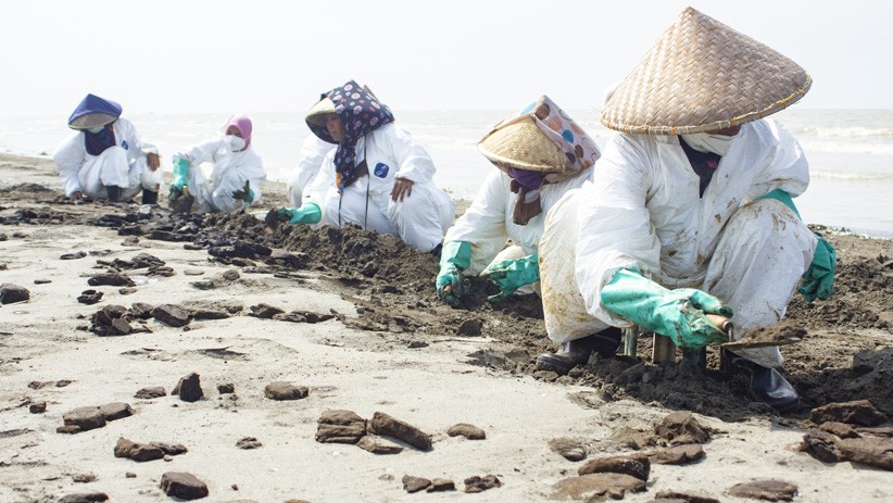 Pesisir Pantai Mekarjaya Karawang Tercemar Tumpahan Minyak Mentah - Bagian 1