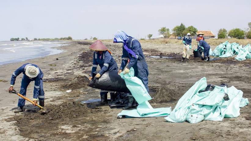 Pesisir Pantai Mekarjaya Karawang Tercemar Tumpahan Minyak Mentah - Bagian 2
