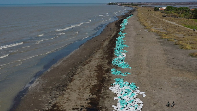 Penampakan dari Udara Tumpahan Minyak Tercecer di Pesisir Pantai Karawang - Bagian 1
