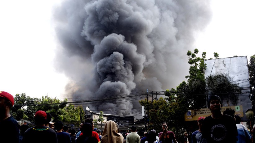 Gudang Plastik di Cipayung Ludes Terbakar, Asap Hitam Membubung Tinggi - Bagian 1