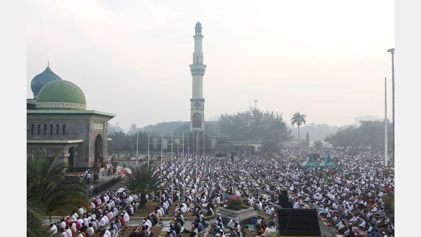 Ribuan Umat Muslim Riau Salat Idul Adha di Tengah Kabut Asap - Bagian 4