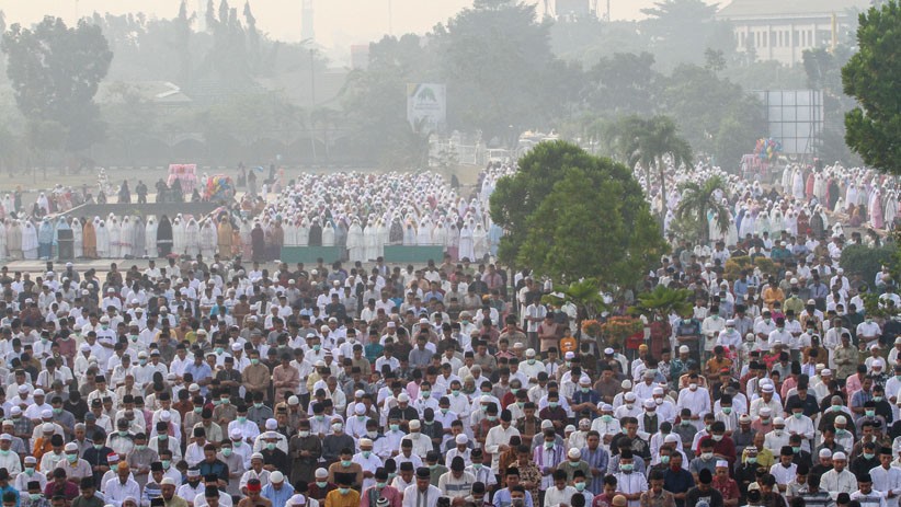 Ribuan Umat Muslim Riau Salat Idul Adha di Tengah Kabut Asap - Bagian 1