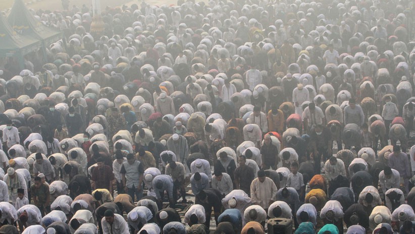 Ribuan Umat Muslim Riau Salat Idul Adha di Tengah Kabut Asap - Bagian 3