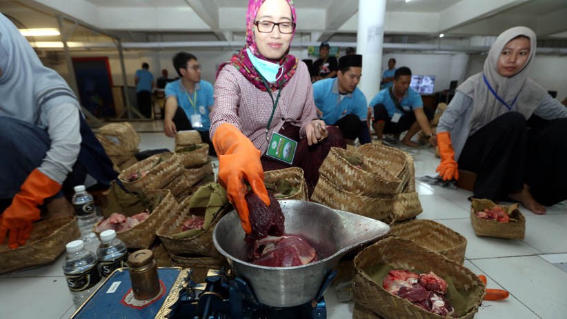 Masjid Al-Akbar Surabaya Bagikan 3.000 Paket Daging Kurban Pakai Besek - Bagian 4