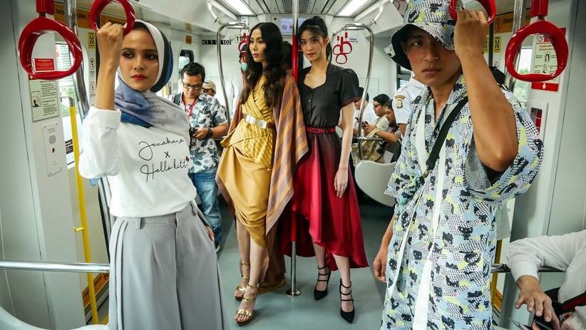 Gerbong LRT Jakarta Dipenuhi Model Cantik Pakai Busana 11 Desainer - Bagian 2