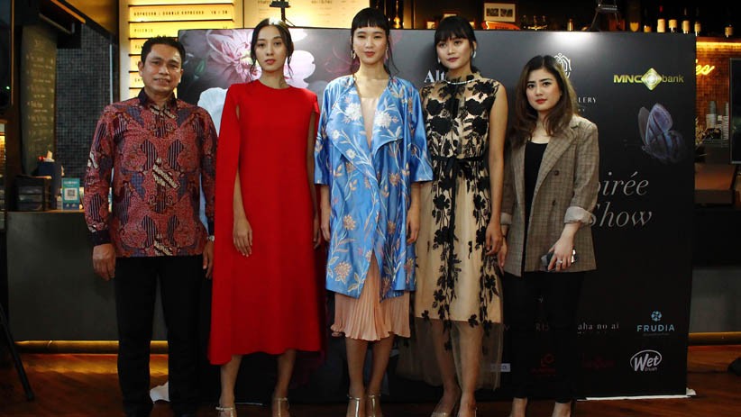 Membeli Koleksi Perhiasan Clemence Ellery dengan Kartu Kredit MNC Bank - Bagian 1