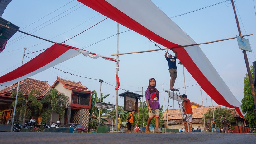 Foto Kain Merah Putih Sepanjang 1 Km Mengelilingi Kampung Pekajangan - Bagian 3