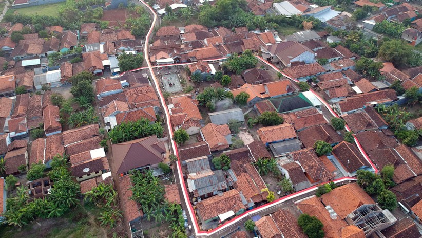 Foto Kain Merah Putih Sepanjang 1 Km Mengelilingi Kampung Pekajangan - Bagian 1