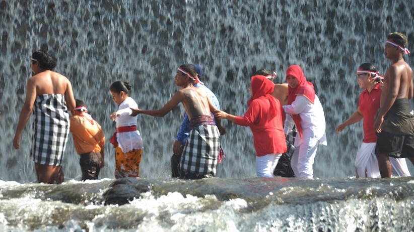 Unik, Warga Lintas Agama Gelar Upacara HUT RI di Sungai Unda Bali - Bagian 3