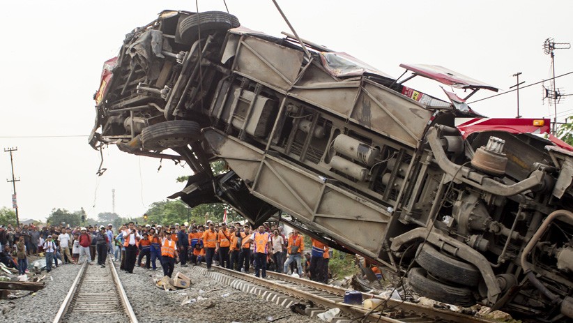 Mogok di Tengah Perlintasan, Bus Pariwisata Ditabrak Kereta Api - Bagian 1