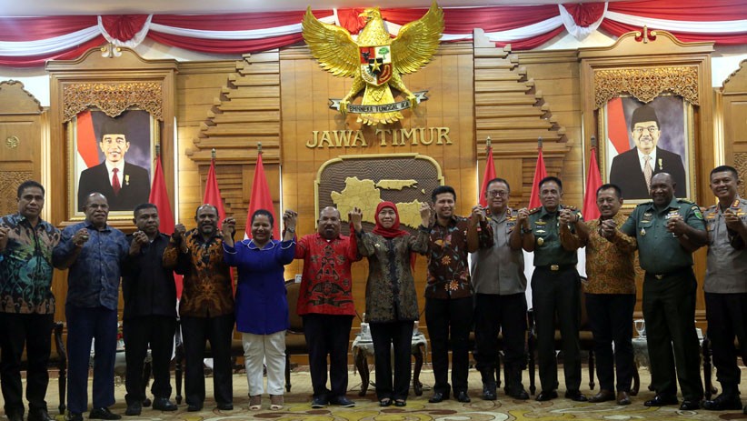 Bahas Kerja Sama Jawa Timur dan Papua, Khofifah Bertemu Lukas Enembe - Bagian 4