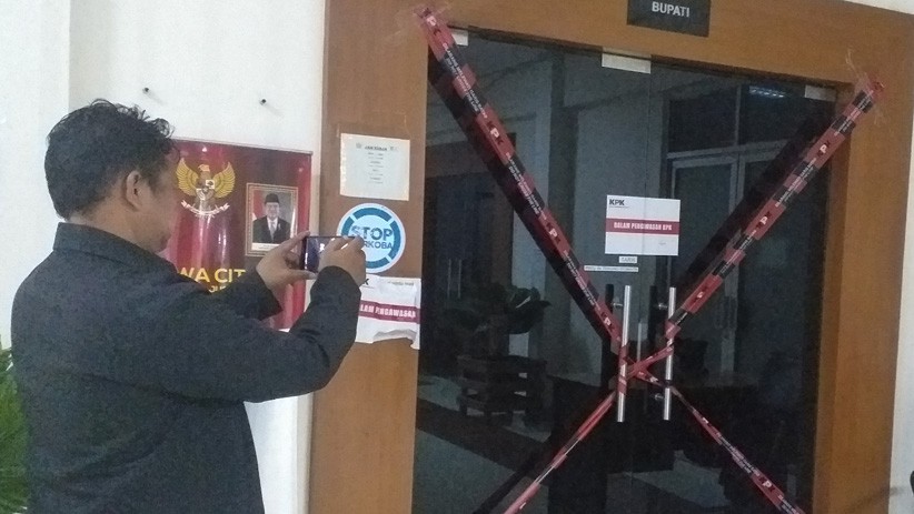 KPK Segel Ruangan Kerja Bupati Muara Enim - Bagian 1