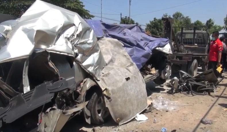 Sopir Mabuk, Mobil Innova Tabrak Gapura di Semarang, 3 Orang Tewas   