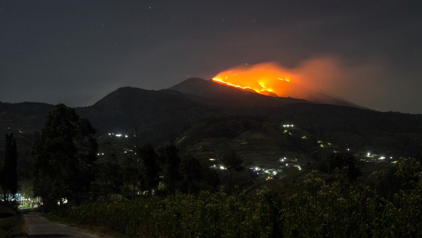 Penampakan Kobaran Api Bakar Hutan Taman Nasional Gunung Merbabu - Bagian 2