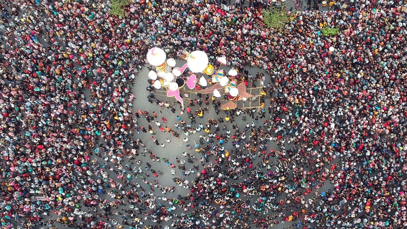 Puncak Pesona Hoyak Tabuik Piaman, Ribuan Warga Padati Pantai Pariaman - Bagian 3