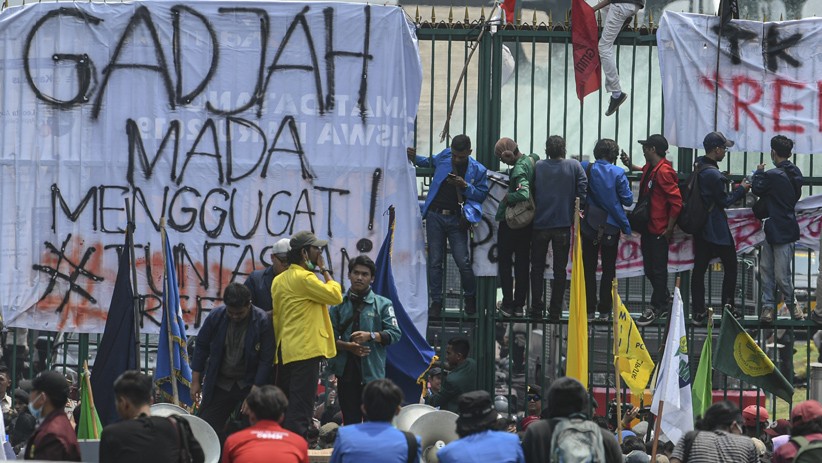 Tolak RUU Kontroversial, Mahasiswa Terus Bergerak Menuju Gedung DPR - Bagian 2