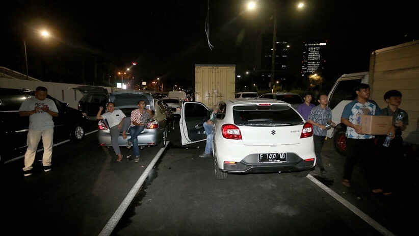 Akibat Aksi Unjuk Rasa Ricuh, Warga Terjebak di Tengah Jalan - Bagian 1