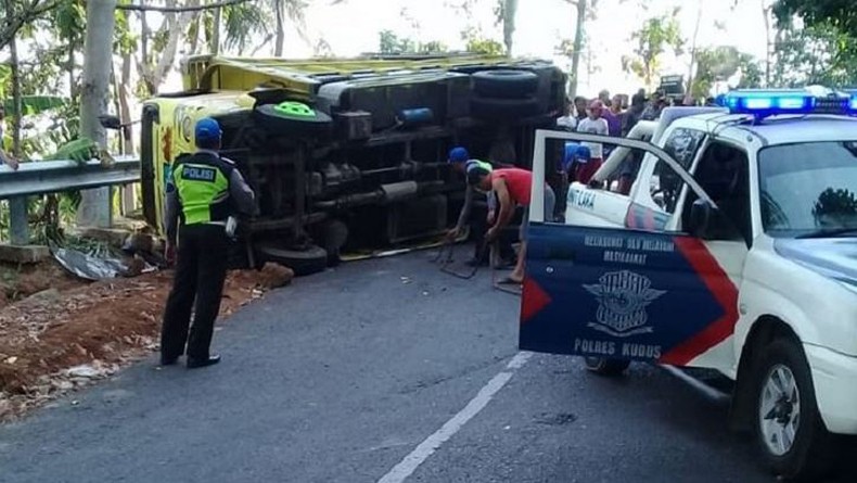 660 Koleksi Gambar Anak Sekolah Naik Truk Gratis Terbaru