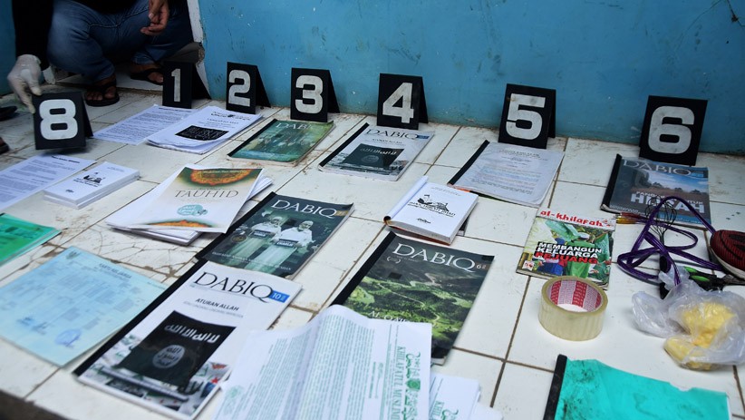 Densus 88 Geledah Kontrakan Terduga Teroris di Bekasi, Buku Khilafah Diamankan - Bagian 1