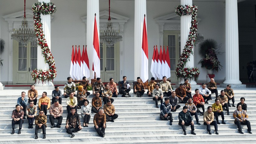 Duduk di Tangga Istana, Presiden Jokowi Umumkan Kabinet Indonesia Maju - Bagian 1