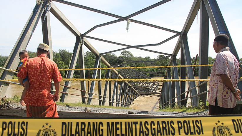 Terkikis Air, Jembatan Penghubung Dua Kecamatan di Aceh Barat Ambruk - Bagian 3
