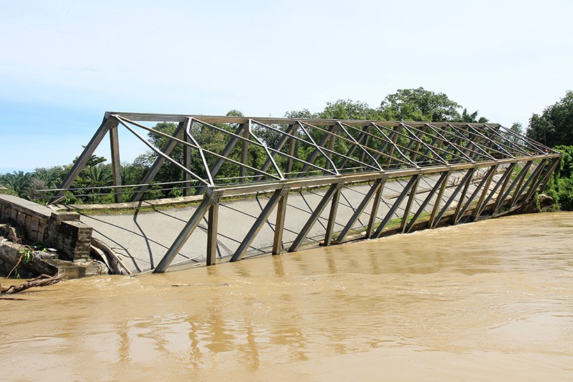 Terkikis Air, Jembatan Penghubung Dua Kecamatan di Aceh Barat Ambruk - Bagian 1