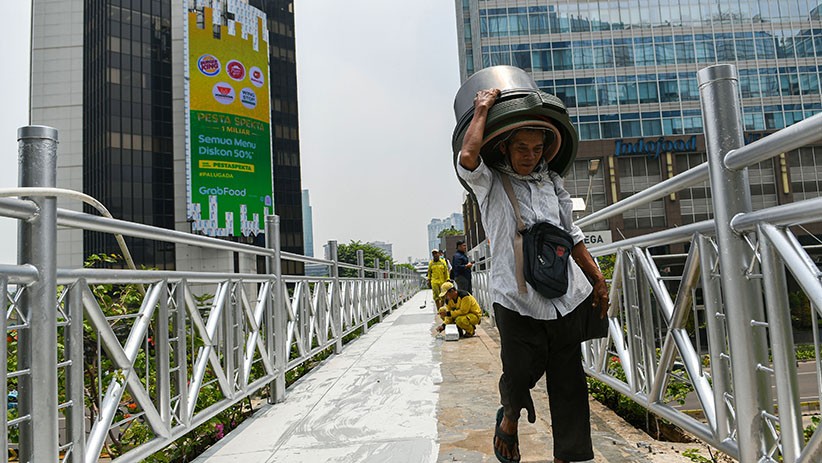 Penampakan JPO Tidak Beratap di Jalan Jenderal Sudirman - Bagian 1