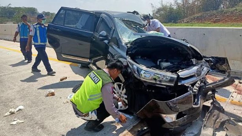 Kecelakaan di Tol Batang-Semarang, Minibus Tabrak Tronton, 3 Tewas dan 2 Terluka