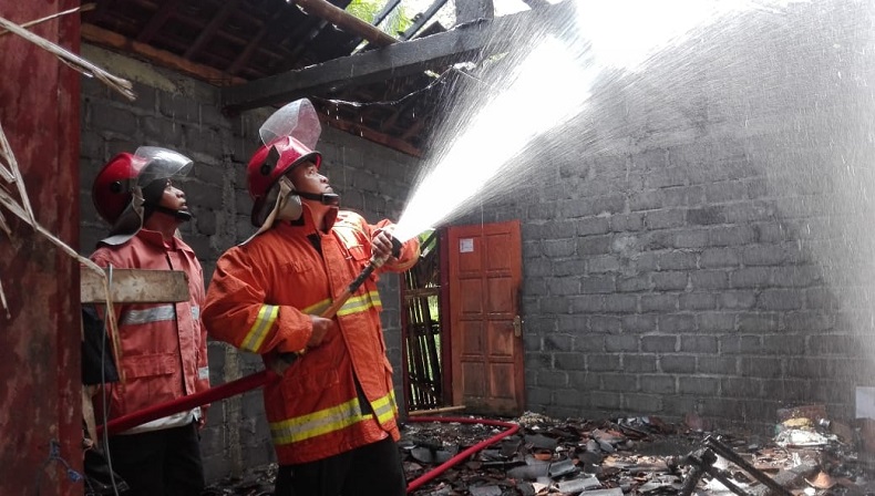 Ditinggal Mencari Batu, Rumah di Kulonprogo Ludes Terbakar