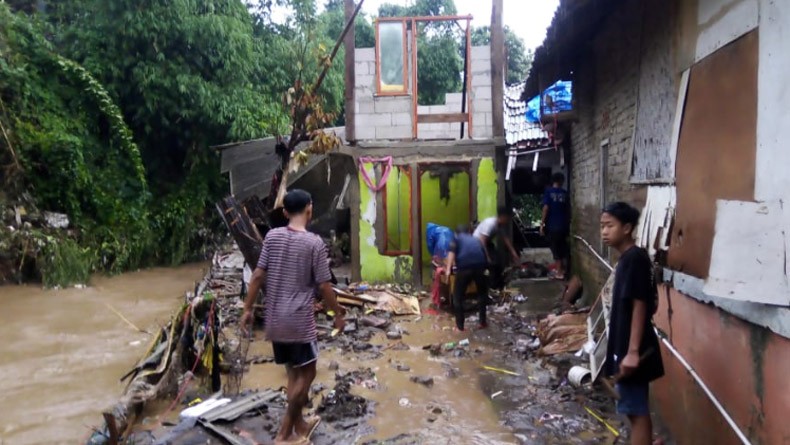 Tanggul Sungai Jebol, Banjir Rendam Perumahan Cimareme Bandung Barat