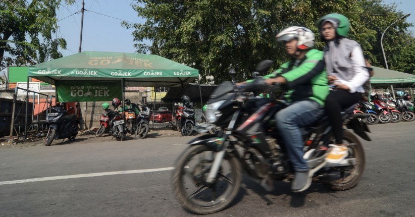 Ojol di Bali Disemprot Disinfektan Cegah Penularan Corona
