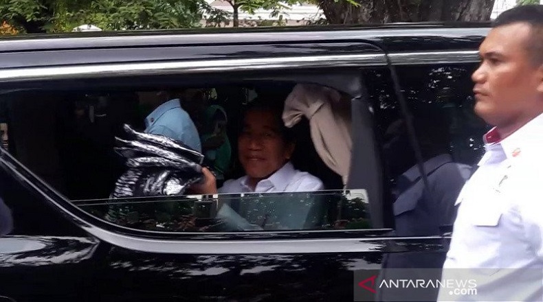 Presiden Jokowi Bagi-Bagi Kaus di Malioboro