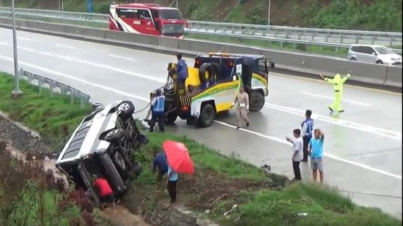 Diduga Pecah Ban, Minibus Terguling di Tol Kartasura-Salatiga