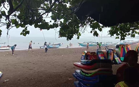 Wisata di Pangandaran, Kakek Ini Panik Istrinya Hilang
