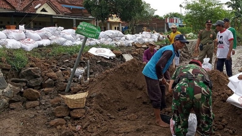 Sampah Menyumbat Aliran, Tanggul Sungai di Kudus Jebol