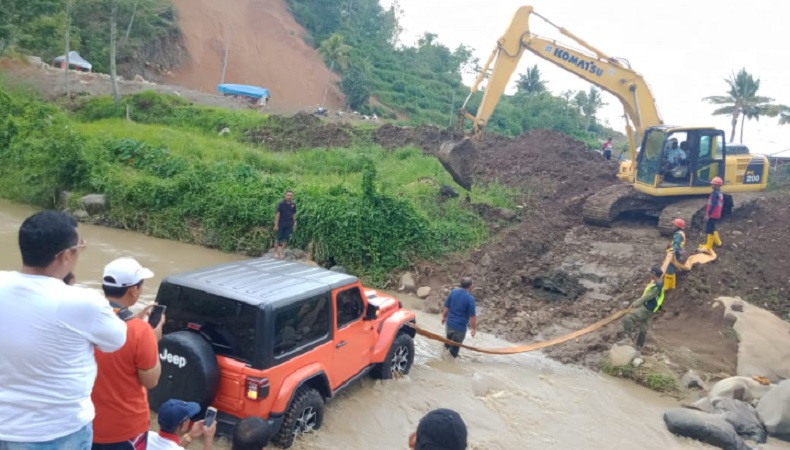 Jeep Rubicon Rp2 Miliar Milik Bupati Karanganyar Terjerembap di Sungai Desa Tlobo