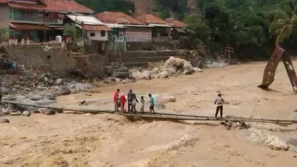 Terkendala Medan Berat, 3 Korban Longsor di Sukajaya Bogor Belum Ditemukan