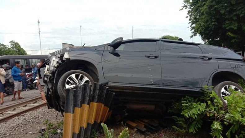 Xpander Ditabrak KA Mutiara di Sidoarjo, Saksi: Sopir Sudah Diteriaki Ada Kereta