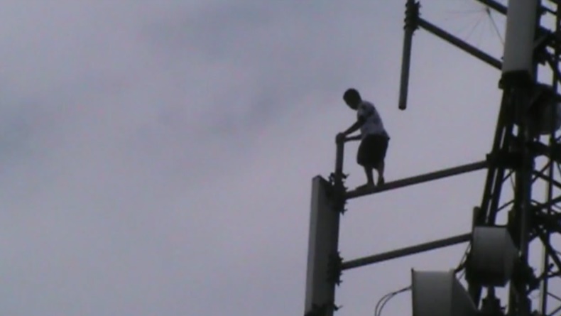 Putus Cinta, Pelajar SMA di Baturaja Nekat Panjat Tower Provider