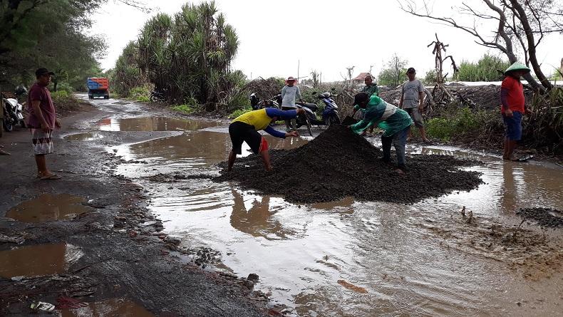 Proyek Bandara YIA Sisakan Jalan Rusak Menuju Wisata Glagah-Congot