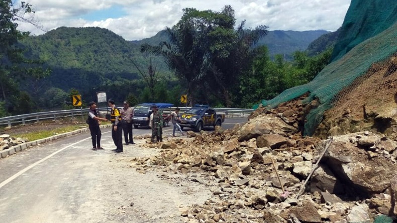 Tebing di Tanjakan Mala Cianjur Longsor, Sebagian Jalan Tertutup Material